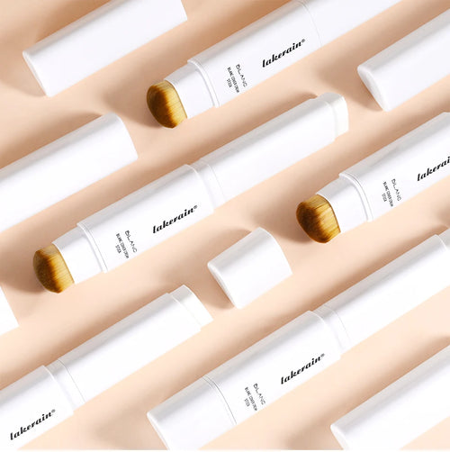 Base de maquillaje coreana en barra que cambia de color, con alta cobertura y acabado resistente al agua. Presentación de doble punta con brocha integrada.